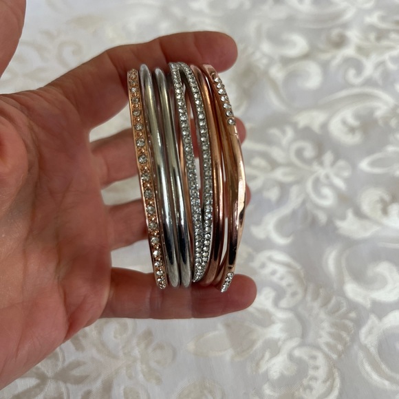 A set of sparkly circle bracelets - Picture 4 of 6